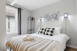 2 bedrooms, iron/ironing board, WiFi, bed sheets - Stylish 2BR 1 Bath Haven with WiFi & Parking (Windsor)