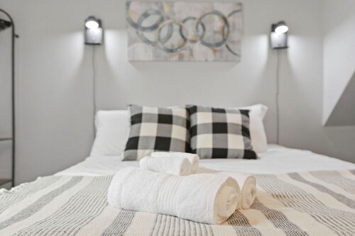 Stylish 2BR 1 Bath Haven with WiFi & Parking