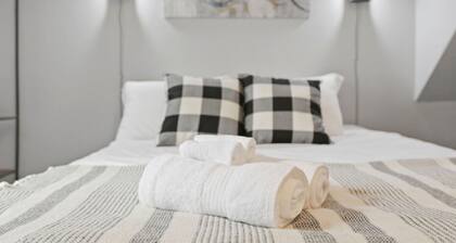 Stylish 2BR 1 Bath Haven with WiFi & Parking