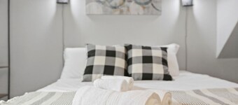 Stylish 2BR 1 Bath Haven with WiFi & Parking