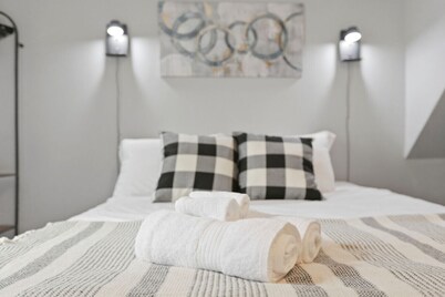 Stylish 2BR 1 Bath Haven with WiFi & Parking