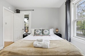 2 bedrooms, iron/ironing board, WiFi, bed sheets - Stylish 2BR 1 Bath Haven with WiFi & Parking (Windsor)