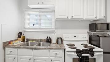 Coffee/tea maker, fridge, microwave, oven