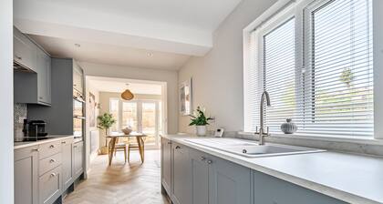 Beautifully renovated cottage in a fantastic location with free parking