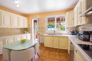 Microwave, dishwasher, coffee/tea maker - Villa Sur la Colline by Villa Plus (Les Adrets-de-l'Estérel)