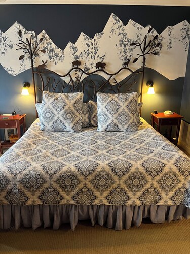 Old Town Guesthouse B&B caters to adults for leisure travel, provides a unique Colorado romantic getaway for couples, welcomes wedding parties, families and reunions, and accommodates flexible schedules for business travelers.
