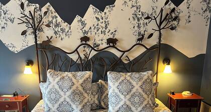 Old Town Guesthouse B&B caters to adults for leisure travel, provides a unique Colorado romantic getaway for couples, welcomes wedding parties, families and reunions, and accommodates flexible schedules for business travelers.