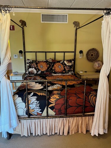 Old Town Guesthouse B&B caters to adults for leisure travel, provides a unique Colorado romantic getaway for couples, welcomes wedding parties, families and reunions, and accommodates flexible schedules for business travelers.
