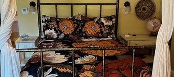 Old Town Guesthouse B&B caters to adults for leisure travel, provides a unique Colorado romantic getaway for couples, welcomes wedding parties, families and reunions, and accommodates flexible schedules for business travelers.