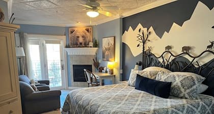 Old Town Guesthouse B&B caters to adults for leisure travel, provides a unique Colorado romantic getaway for couples, welcomes wedding parties, families and reunions, and accommodates flexible schedules for business travelers.