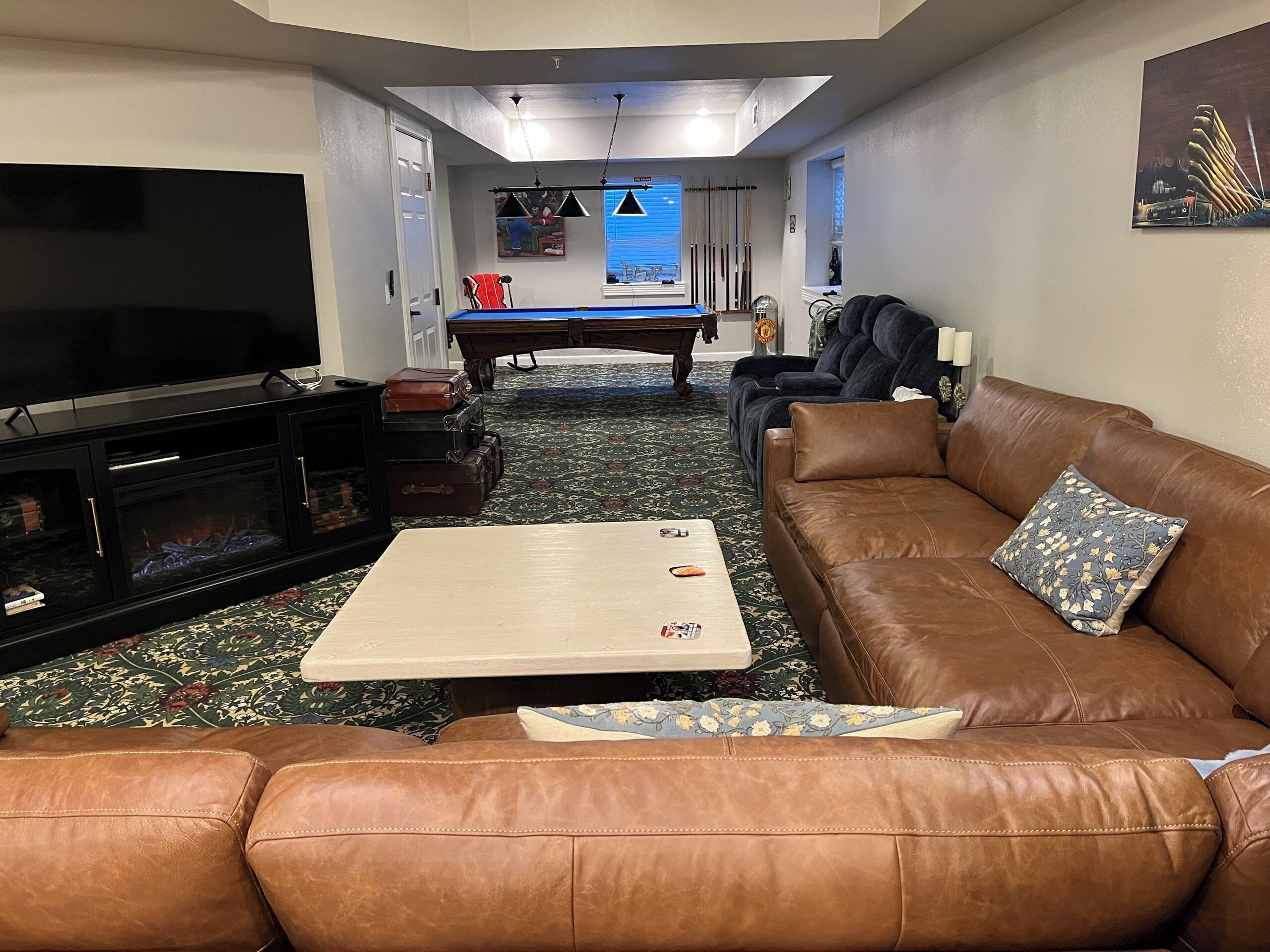 TV connectée, cheminée, jeux vidéo, lecteur de DVD