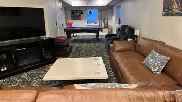 TV connectée, cheminée, jeux vidéo, lecteur de DVD