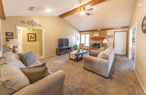 Living area - Cozy 3-bedroom house in charming Lubbock with AC (Lubbock)