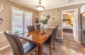 Dining - Cozy 3-bedroom house in charming Lubbock with AC (Lubbock)