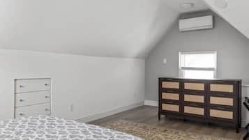 2 bedrooms, iron/ironing board, WiFi