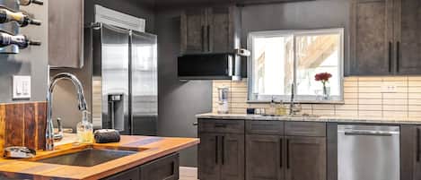 Réfrigérateur, four à micro-ondes, un four, surface de cuisson