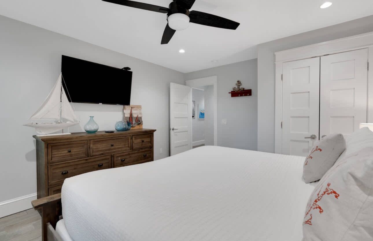 6 bedrooms, iron/ironing board, WiFi, bed sheets