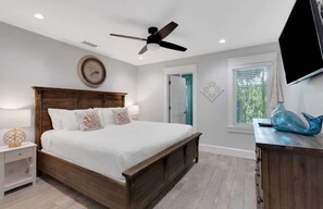 6 bedrooms, iron/ironing board, WiFi, bed sheets - Summer House | Walk to Beach & Siesta Key Village (Siesta Key)