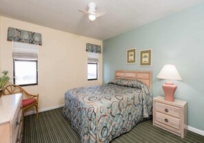 2 bedrooms, iron/ironing board, Internet, bed sheets - Cozy 2-bedroom condo in charming North Myrtle Beach with AC (North Myrtle Beach)
