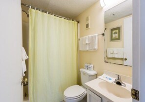 Hair dryer, towels, soap, toilet paper - Cozy 2-bedroom condo in charming North Myrtle Beach with AC (North Myrtle Beach)