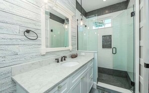 Shower, hair dryer, towels, shampoo - Dry Dock | Canal-Front Retreat on Siesta Key (Siesta Key)