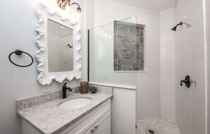Shower, hair dryer, towels, shampoo - Salty Dog | Siesta Key Canal-Front Escape! (Siesta Key)