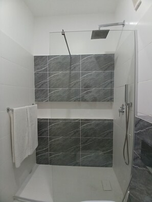 Doccia, asciugacapelli, asciugamani, sapone