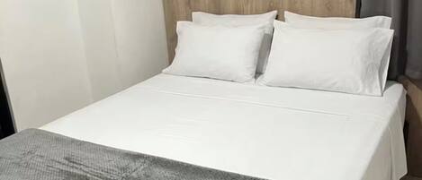 5 bedrooms, iron/ironing board, Internet, bed sheets