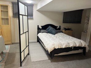 2 bedrooms, WiFi, bed sheets - Enjoyable 2-bedroom lower level with AC in vibrant, inner-city Calgary (Calgary)