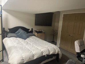 2 bedrooms, WiFi, bed sheets - Enjoyable 2-bedroom lower level with AC in vibrant, inner-city Calgary (Calgary)