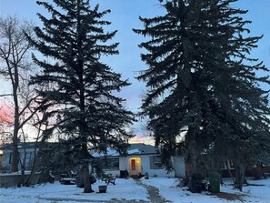 Exterior - Enjoyable 2-bedroom lower level with AC in vibrant, inner-city Calgary (Calgary)