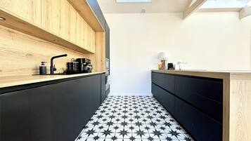Coffee/tea maker, fridge, microwave, oven