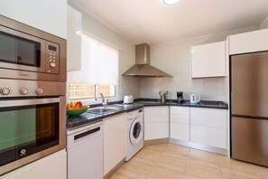 Wasserkocher mit Kaffee-/Teezubehör, Kühlschrank, Mikrowelle