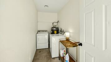 Deluxe House, 4 Bedrooms, Patio, Garden Area | Interior