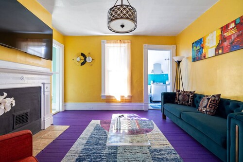 Retro 1BR Flat in the Heart of East Liberty | King Bed | Longer Stays Welcome