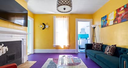 Retro 1BR Flat in the Heart of East Liberty | King Bed | Longer Stays Welcome
