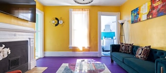 Retro 1BR Flat in the Heart of East Liberty | King Bed | Longer Stays Welcome