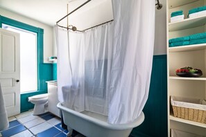 Hårtork, tvål, schampo och toalettpapper