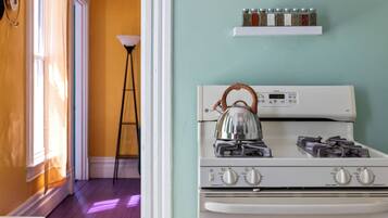 Cafetière/bouilloire, réfrigérateur, micro-ondes, four