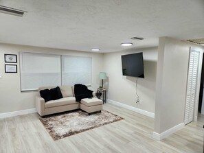 Smart TV - Cozy 2/1 home in welcoming Tarpon Springs with AC (Tarpon Springs)