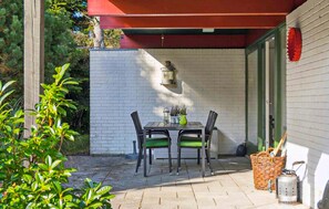Outdoor dining - 3 bedroom cozy home in Højby (Højby)