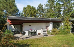 Outdoor dining - 3 bedroom cozy home in Højby (Højby)