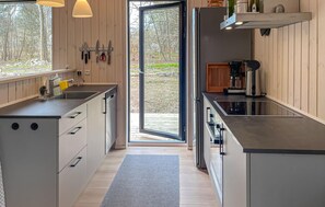 A modern kitchen with a large window, a built-in dishwasher, and a coffee machine. - Awesome home in Vig with WiFi (Vig)