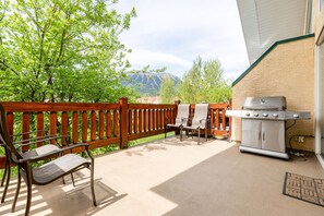 Property grounds - Fantastic Location. 5 Min. Drive to the Resort & Fernie (Fernie)