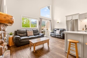 Smart TV, fireplace - Fantastic Location. 5 Min. Drive to the Resort & Fernie (Fernie)