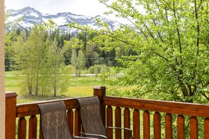 Property grounds - Fantastic Location. 5 Min. Drive to the Resort & Fernie (Fernie)