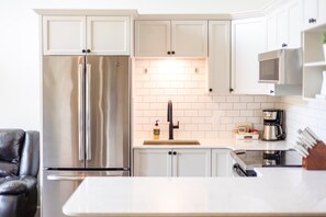 Fridge, microwave, oven, stovetop - Fantastic Location. 5 Min. Drive to the Resort & Fernie (Fernie)