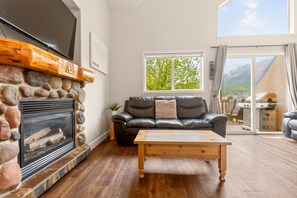 Smart TV, fireplace - Fantastic Location. 5 Min. Drive to the Resort & Fernie (Fernie)