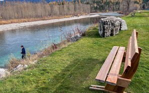 Property grounds - Fantastic Location. 5 Min. Drive to the Resort & Fernie (Fernie)