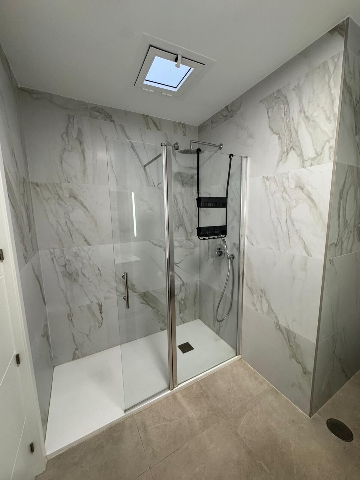 Douche, sèche-cheveux, serviettes fournies, savon